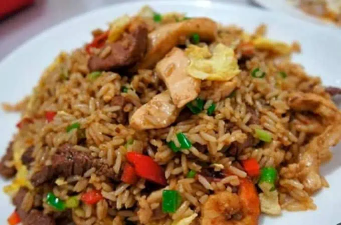 Chaufa con pollo a la brasa