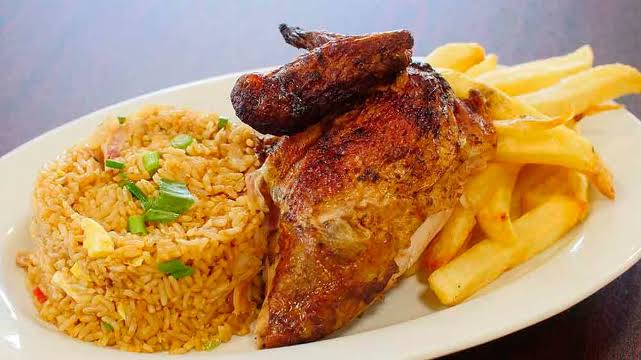 Pollo a la brasa con arroz chaufa y papas