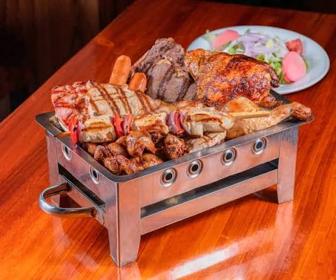 Parrilla campera con pollo, carnes y anticuchos