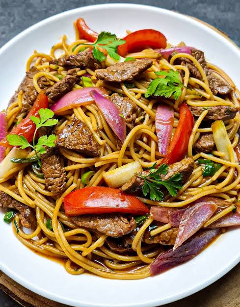Tallarín saltado de carne